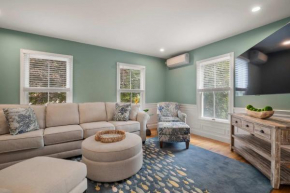 Minutes to Oceanside beaches Private Deck and Backyard